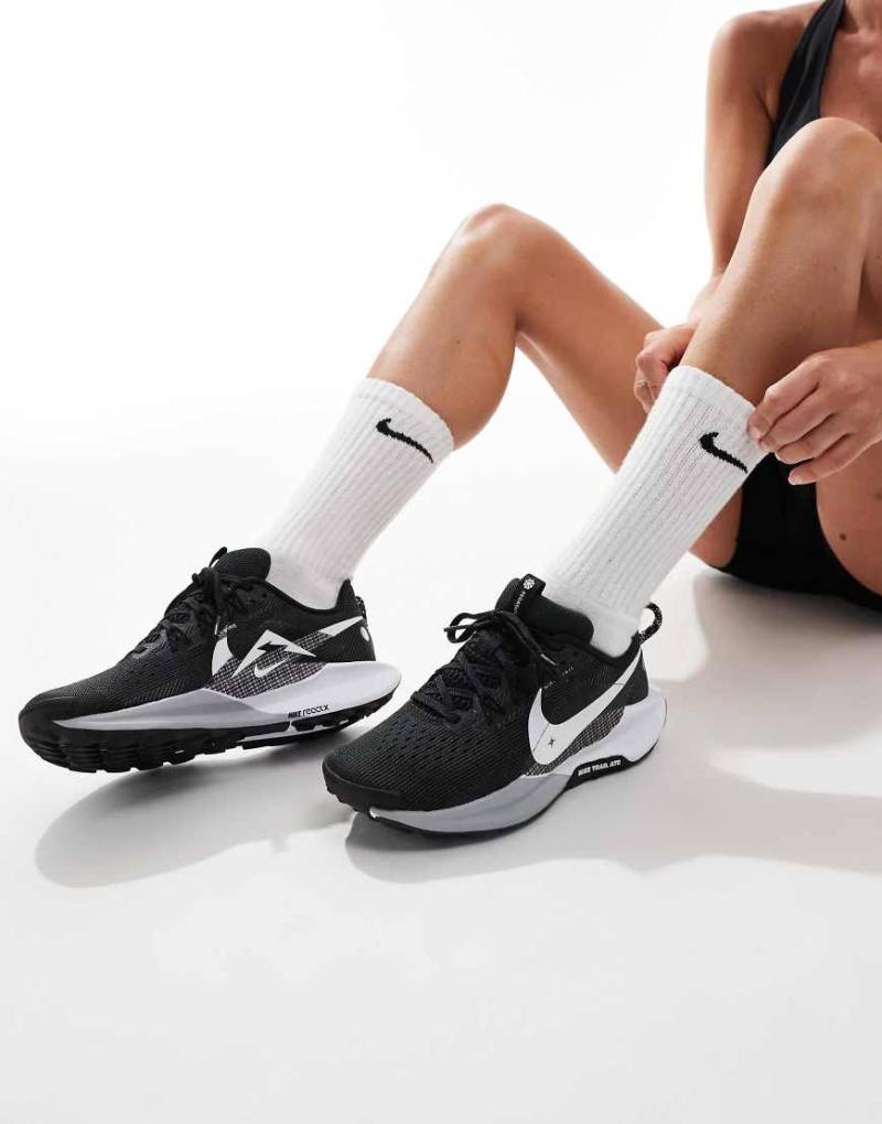 Nike Running - Reactx Pegasus Trail 5 - Sneaker in Schwarz und Weiß von Nike Running