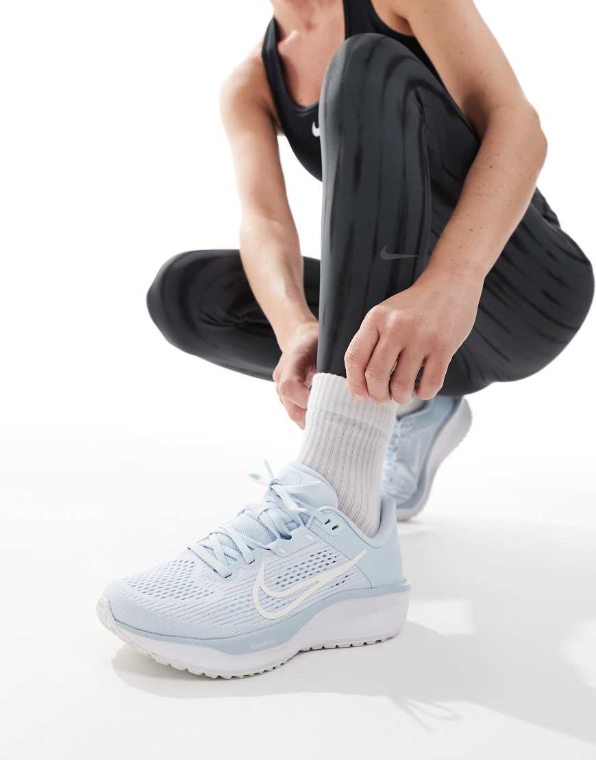 Nike Running - Quest 6 - Laufschuhe in Blau und Weiß von Nike Running