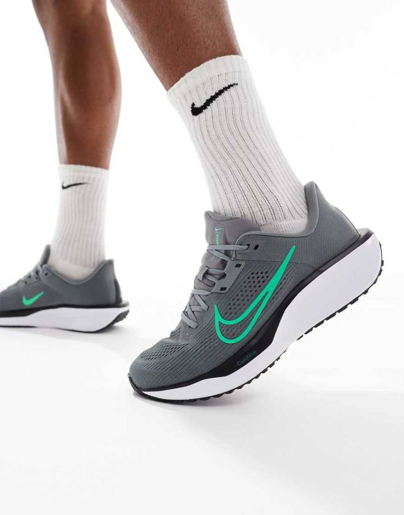 Nike Running - Quest 6 - Laufschuhe in Grau und Grün von Nike Running