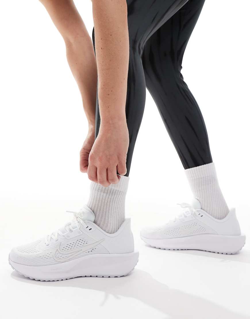 Nike Running - Quest 6 - Laufschuhe in Weiß und Grau Nike Running - Quest 6 - Laufschuhe in Weiß und Grau von Nike Running