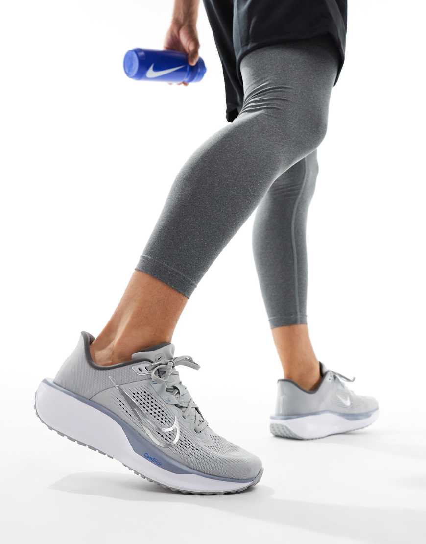 Nike - Running Quest 6 - Sneaker in Grau und Weiß von Nike Running
