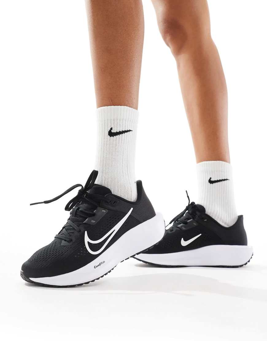 Nike - Running Quest 6 - Sneaker in Schwarz und Weiß von Nike Running