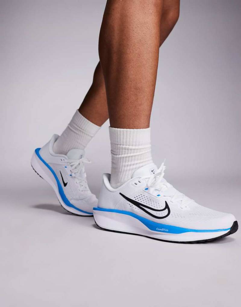 Nike - Running Quest 6 - Sneaker in Weiß und Blau von Nike Running