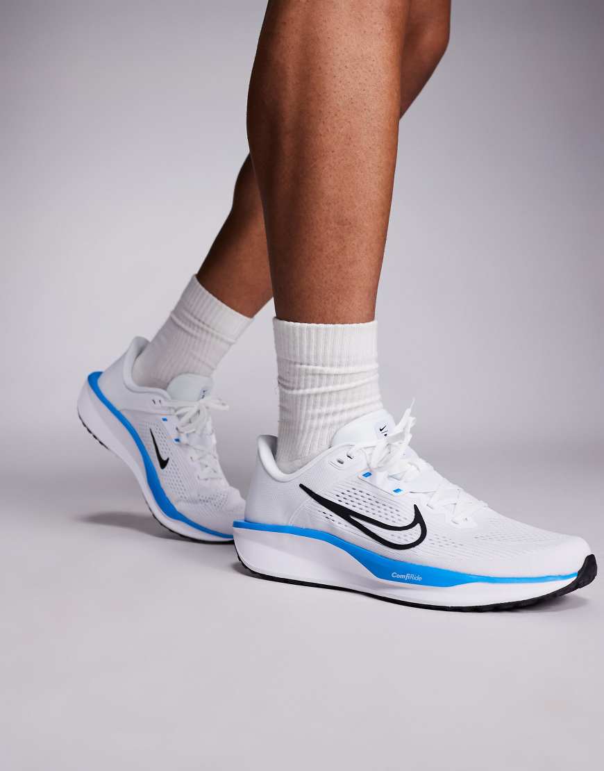 Nike - Running Quest 6 - Sneaker in Weiß und Blau von Nike Running