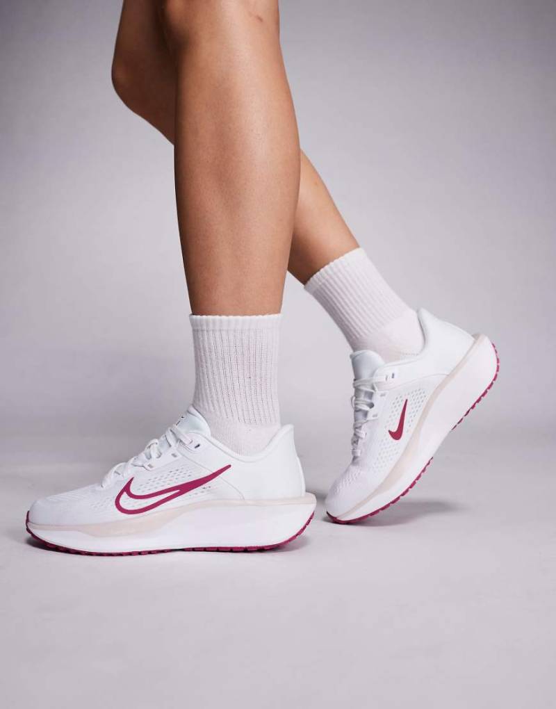 Nike Running - Quest 6 - Sneaker in Weiß und Rosa von Nike Running