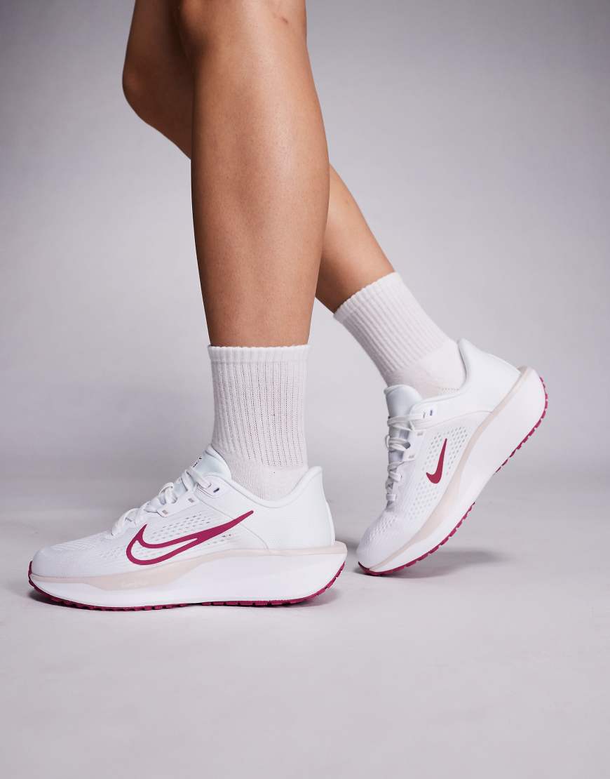 Nike Running - Quest 6 - Sneaker in Weiß und Rosa von Nike Running