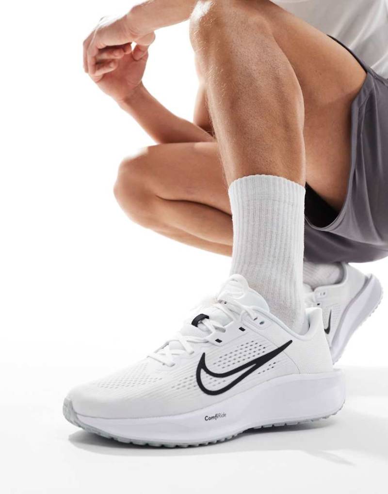 Nike - Running Quest 6 - Sneaker in Weiß und Schwarz von Nike Running