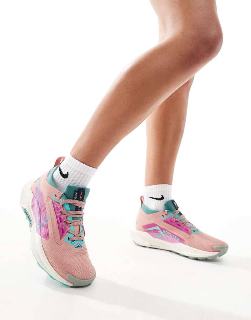 Nike Running - ReactX Pegasus Trail 5 GORE-TEX - Sneaker in Rosa und Grün-Rot von Nike Running