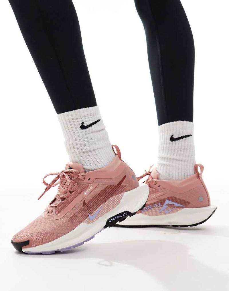 Nike Running - ReactX Pegasus Trail 5 GORE-TEX - Sneaker in Rosa und Weiß von Nike Running