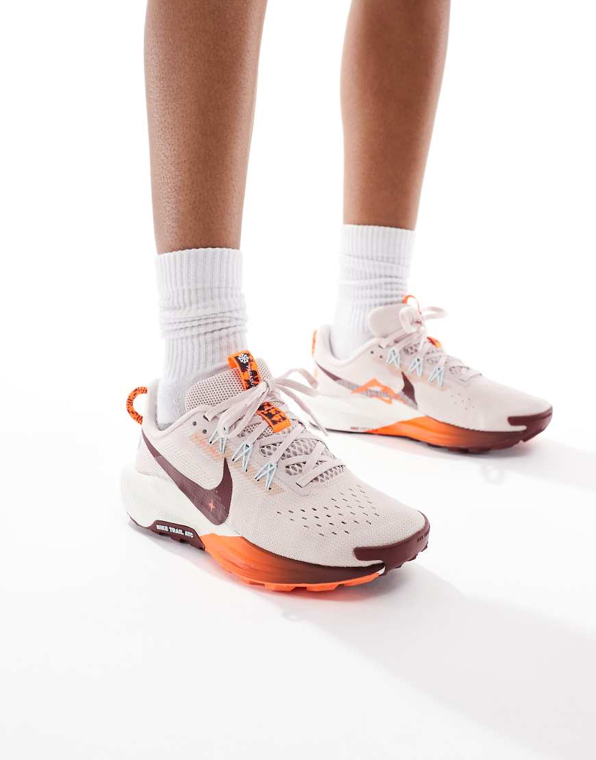 Nike Running - ReactX Pegasus Trail 5 - Laufschuhe in Beige und Orange-Rot Nike Running - ReactX Pegasus Trail 5 - Laufschuhe in Beige und Orange-Rot von Nike Running