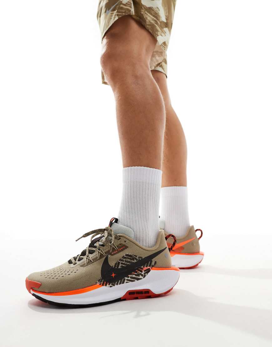 Nike Running - ReactX Pegasus Trail 5 - Sneaker in Braun und Orange Nike Running - ReactX Pegasus Trail 5 - Sneaker in Braun und Orange von Nike Running