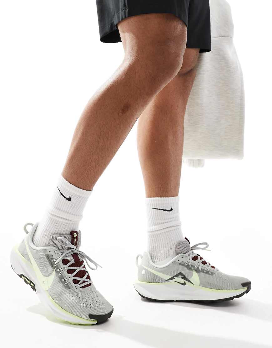 Nike Running - ReactX Pegasus Trail 5 - Lauf-Sneaker in hellem Silber Nike Running - ReactX Pegasus Trail 5 - Lauf-Sneaker in hellem Silber von Nike Running