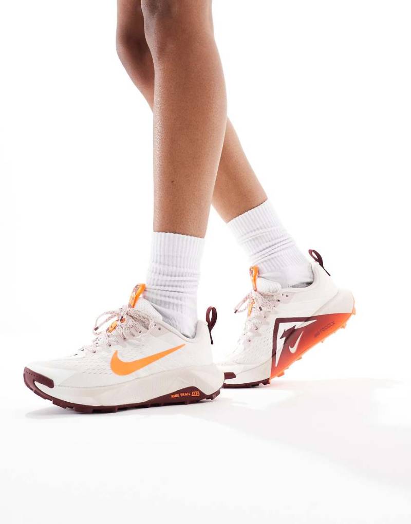 Nike Running - ReactX Wildhorse 10 - Sneaker in Wollweiß und Rot von Nike Running