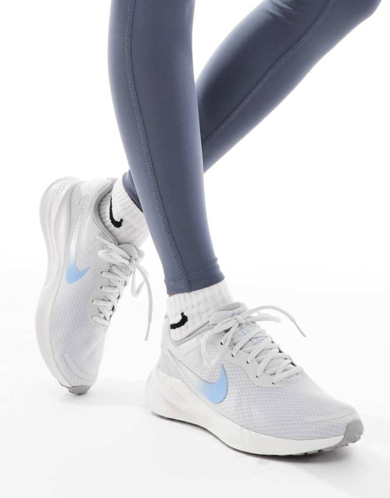 Nike Running - Revolution 7 - Laufschuhe in Grau und Weiß von Nike Running
