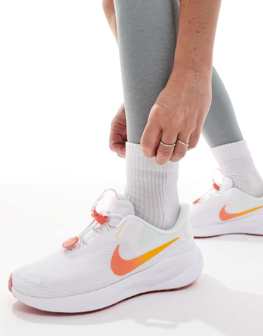 Nike Running - Revolution 7 - Laufsneaker in Weiß und Rosa Nike Running - Revolution 7 - Laufsneaker in Weiß und Rosa von Nike Running