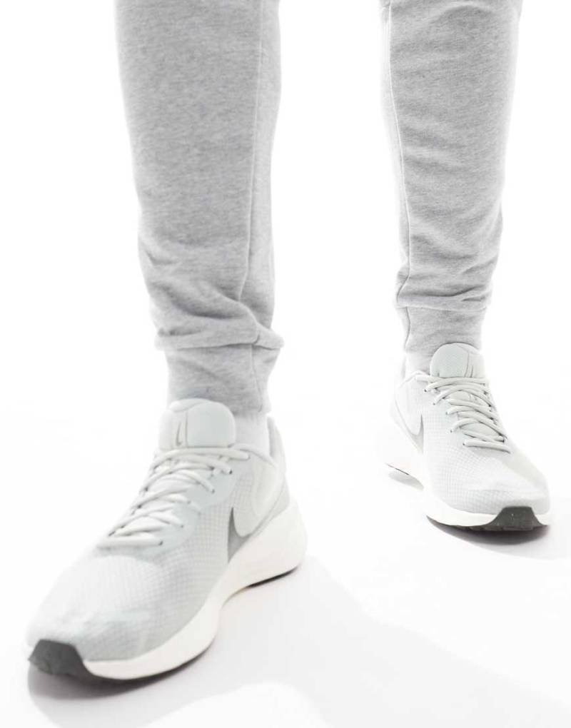 Nike Running - Revolution 7 - Sneaker in Hellsilber von Nike Running