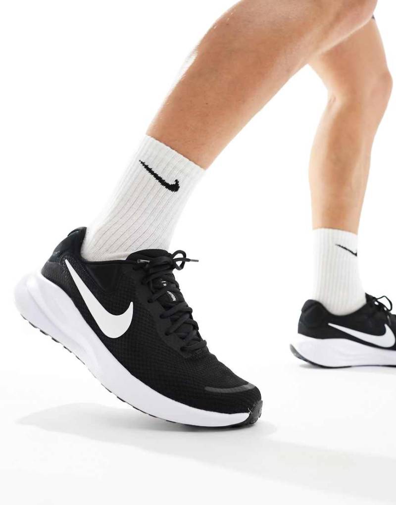Nike Running - Revolution 7 - Sneaker in Schwarz und Weiß von Nike Running