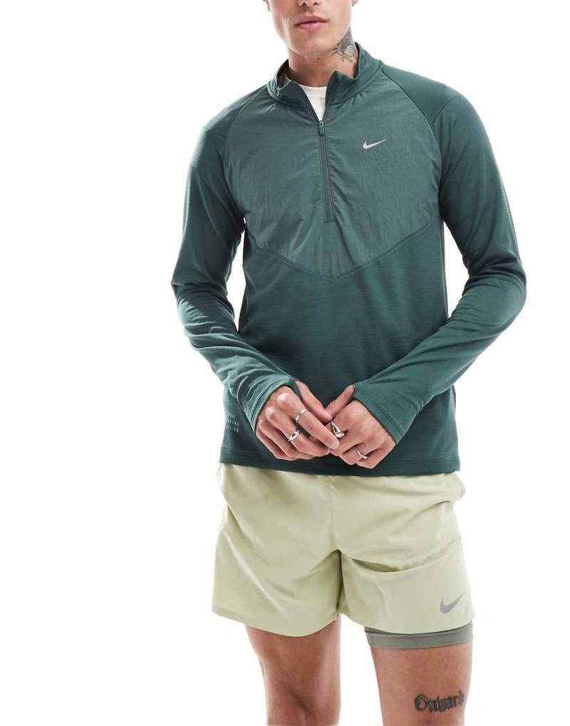 Nike Running - Run Division Element - Sweatshirt in Dunkelgrün mit kurzem Reißverschluss von Nike Running