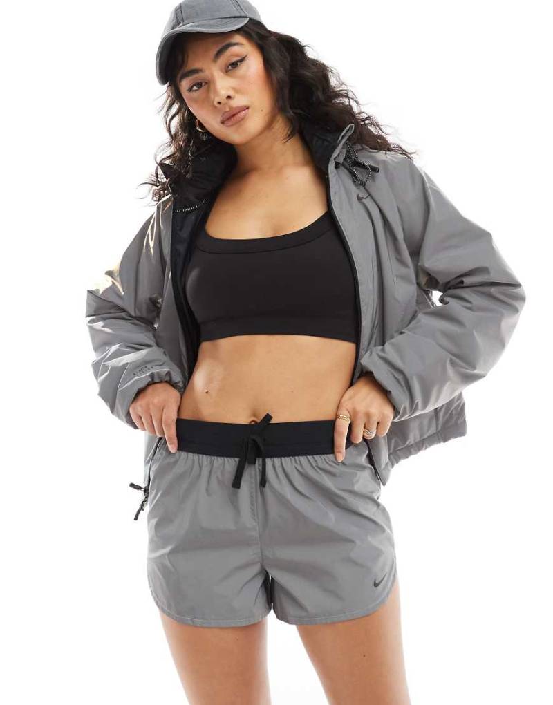 Nike Running - Run Division - Shorts in Silber mit reflektierendem Design, 3 Zoll Schrittlänge von Nike Running