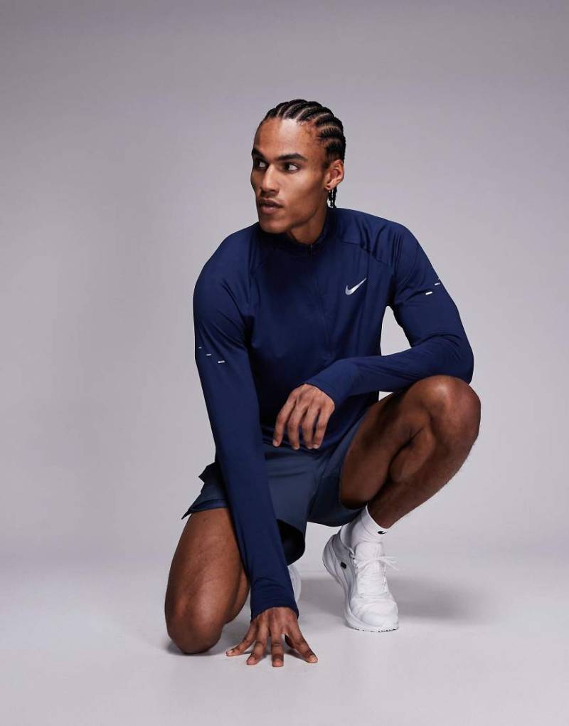 Nike Running - Stride Dri-FIT - Langärmliges Oberteil in Marineblau mit kurzem Reißverschluss von Nike Running