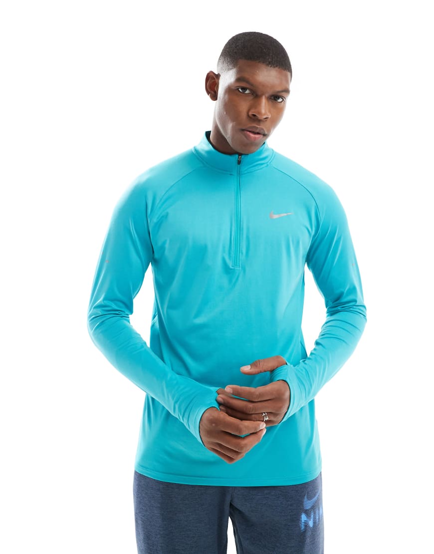 Nike Running - Stride Dri-FIT - Langärmliges Oberteil in Türkis mit kurzem Reißverschluss-Blau Nike Running - Stride Dri-FIT - Langärmliges Oberteil in Türkis mit kurzem Reißverschluss-Blau von Nike Running