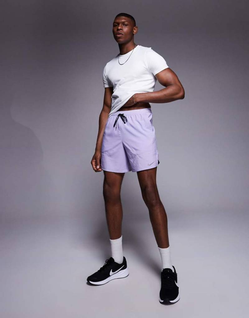 Nike Running - Stride Dri-FIT - Lauf-Shorts in Flieder, 7 Zoll Schrittlänge-Lila von Nike Running