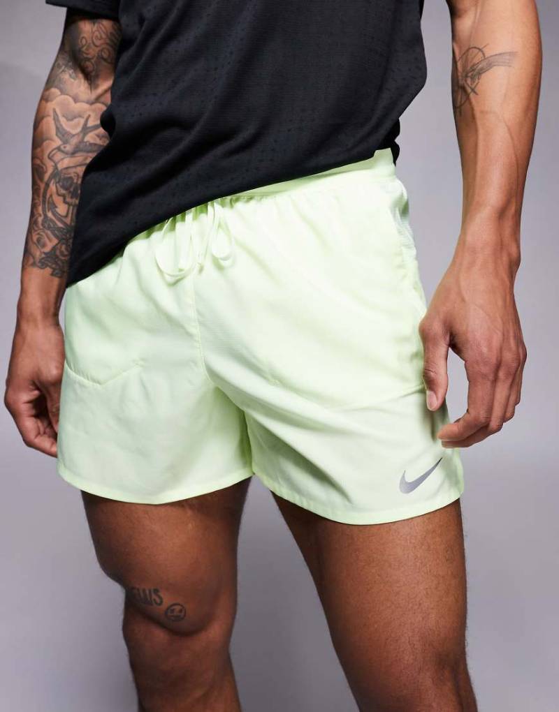 Nike Running - Stride Dri-FIT - Lauf-Shorts in Limettengrün, 5 Zoll Schrittlänge von Nike Running