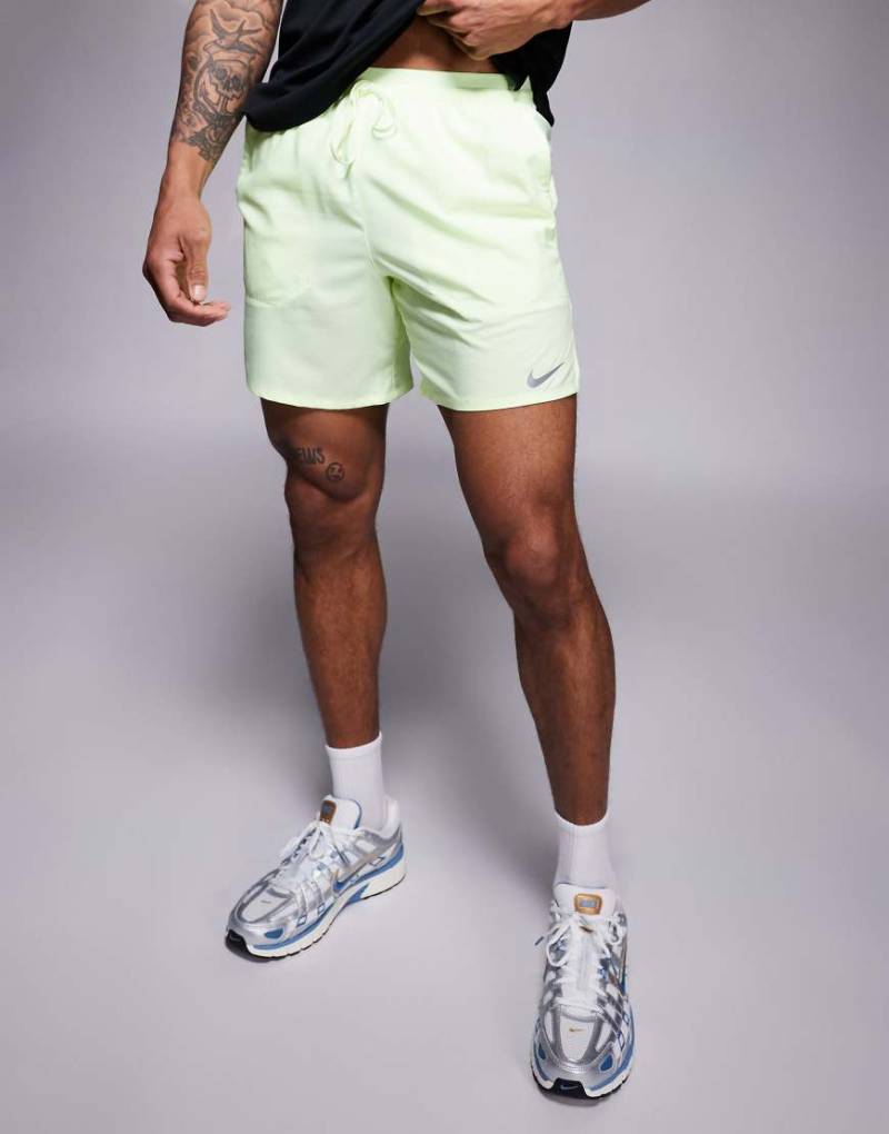 Nike Running - Stride Dri-FIT - Lauf-Shorts in Limettengrün, 7 Zoll Schrittlänge von Nike Running