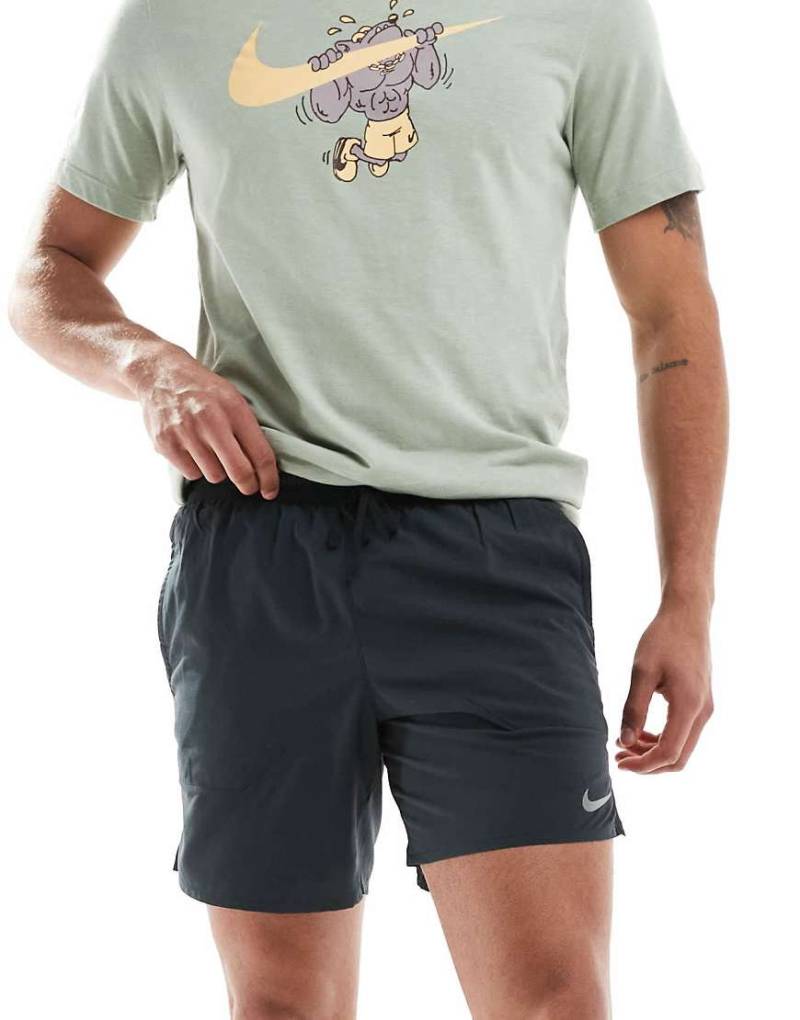 Nike Running - Stride Dri-FIT - Lauf-Shorts in Schwarz, 7 Zoll Schrittlänge von Nike Running