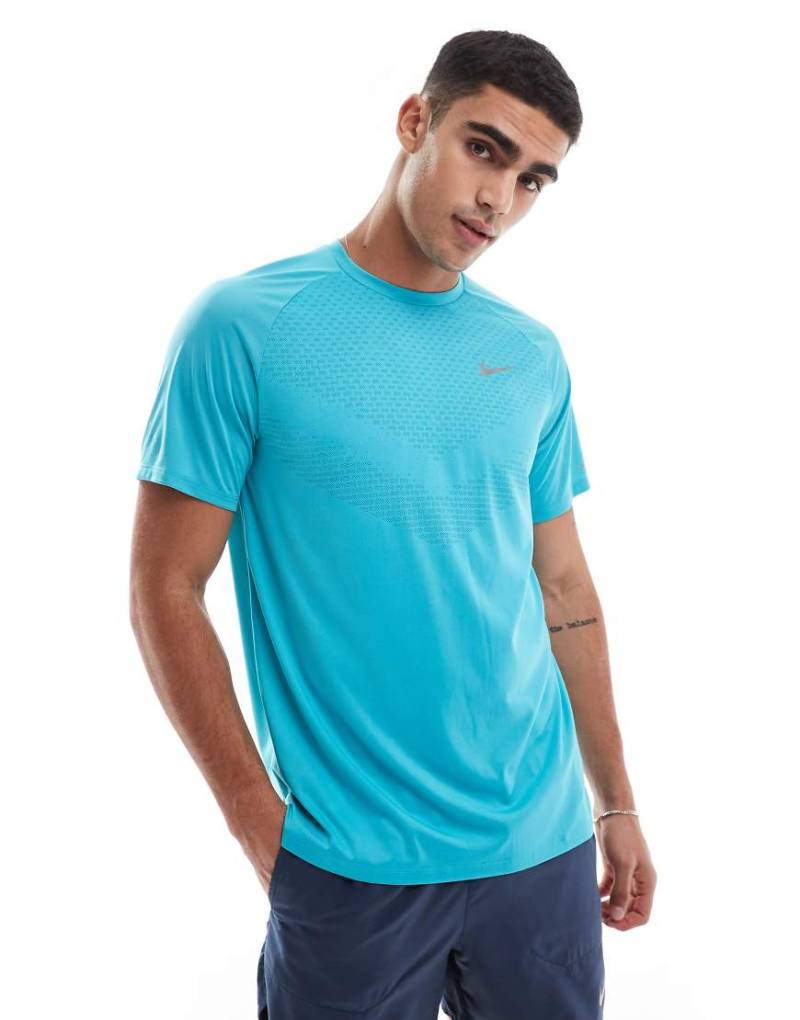 Nike Running - Stride Dri-FIT - Lauf-T-Shirt in Türkis-Blau von Nike Running