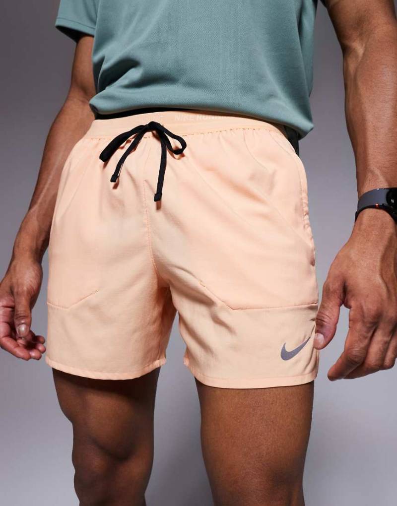 Nike Running - Stride Dri-FIT - Shorts in Orange, 5 Zoll Schrittlänge von Nike Running
