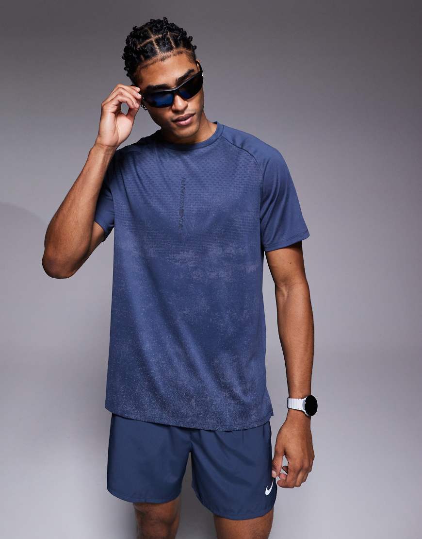 Nike Running - Stride Dri-FIT - T-Shirt in Marineblau von Nike Running