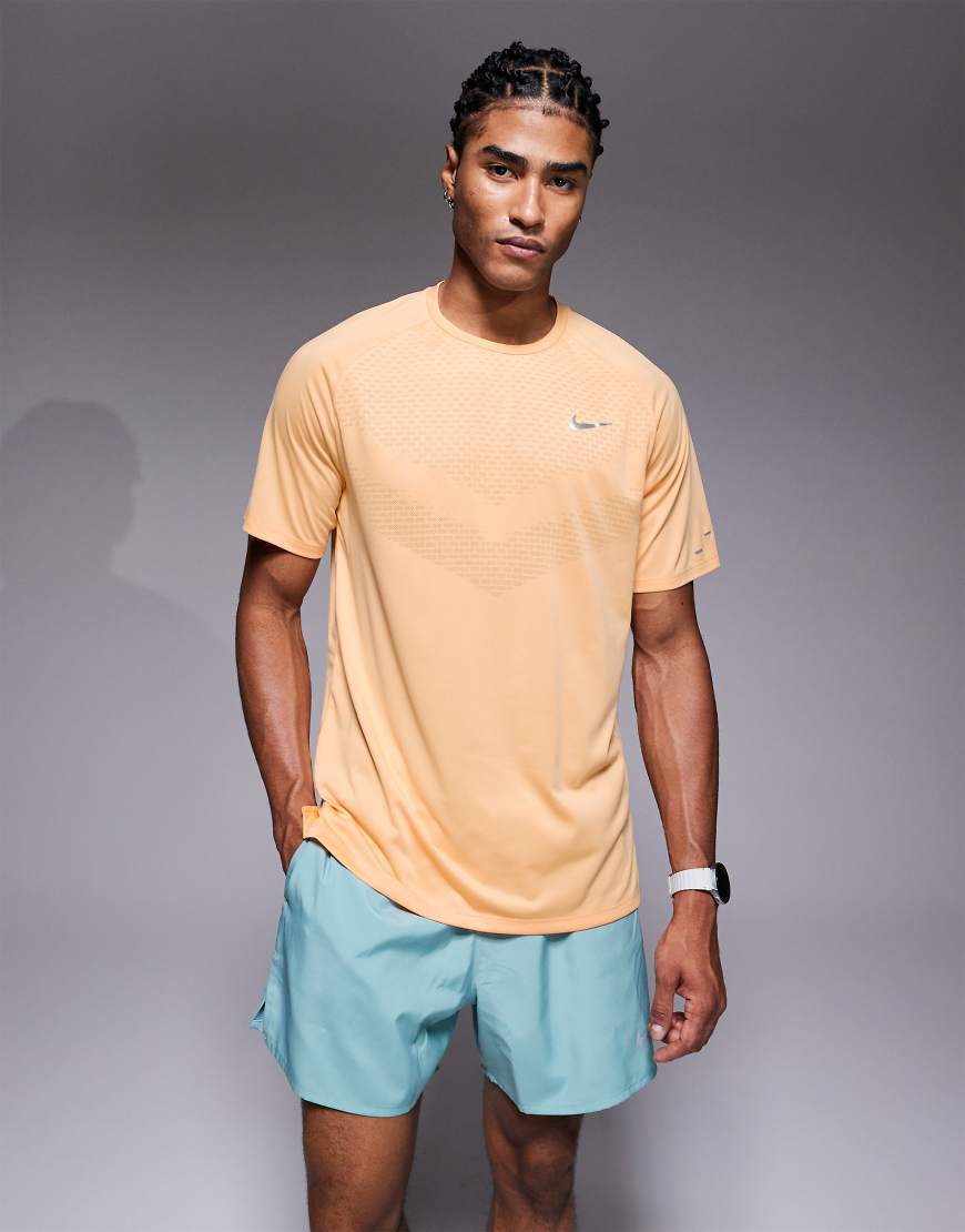 Nike Running - Stride Dri-FIT - T-Shirt in Orange von Nike Running