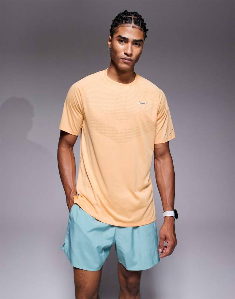 Nike Running - Stride Dri-FIT - T-Shirt in Orange von Nike Running