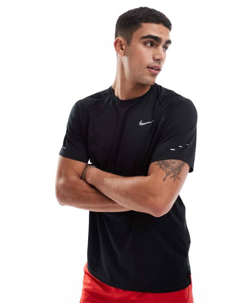 Nike Running - Stride Dri-FIT - T-Shirt in Schwarz Nike Running - Stride Dri-FIT - T-Shirt in Schwarz von Nike Running