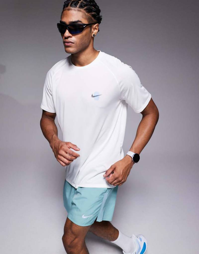 Nike Running - Stride Energy Dri-FIT - T-Shirt in Weiß von Nike Running