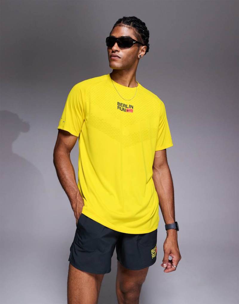 Nike Running - Stride - T-Shirt in Gelb mit Berlin-Marathon-Grafik von Nike Running