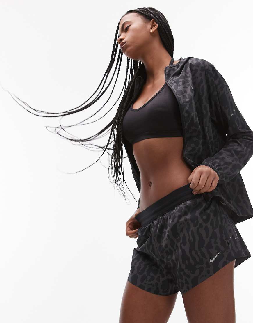 Nike Running - Swift Dri-FIT - 2-in-1-Shorts in Schwarz mit Leopardenmuster, 3 Zoll Schrittlänge Nike Running - Swift Dri-FIT - 2-in-1-Shorts in Schwarz mit Leopardenmuster, 3 Zoll Schrittlänge von Nike Running