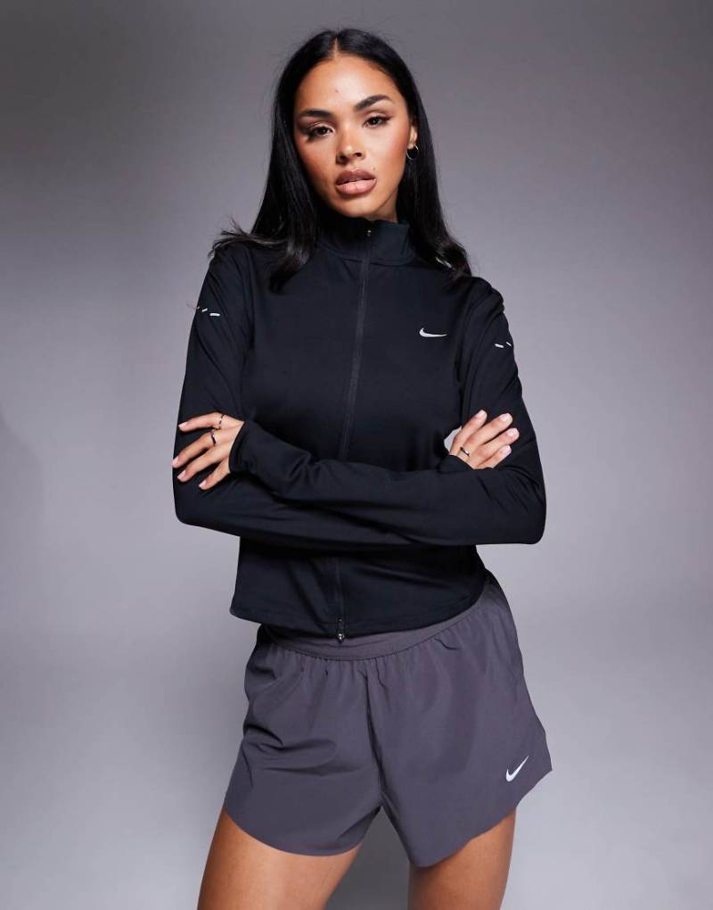 Nike Running - Swift Dri-FIT - Figurbetontes Oberteil in Schwarz mit Reißverschluss Nike Running - Swift Dri-FIT - Figurbetontes Oberteil in Schwarz mit Reißverschluss von Nike Running