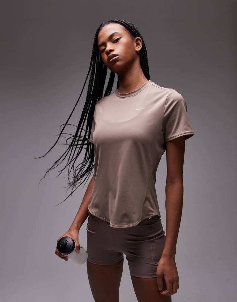 Nike Running - Swift Dri-FIT - T-Shirt in Braun von Nike Running