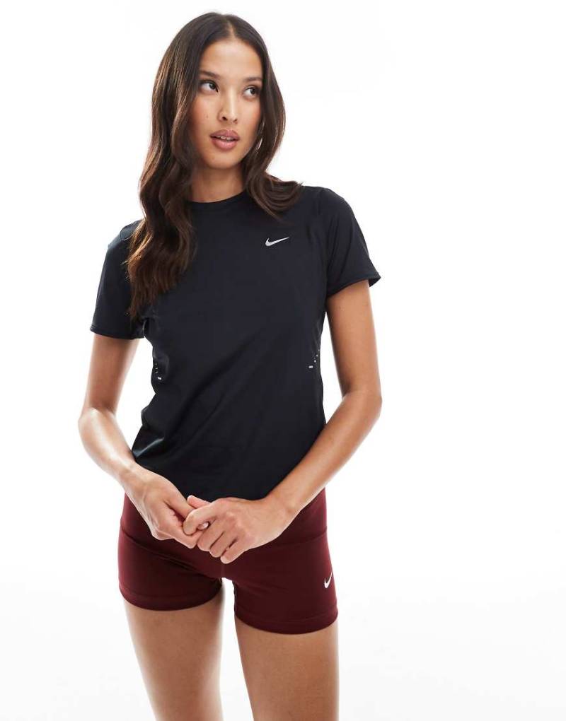 Nike Running - Swift Dri-FIT - T-Shirt in Schwarz von Nike Running