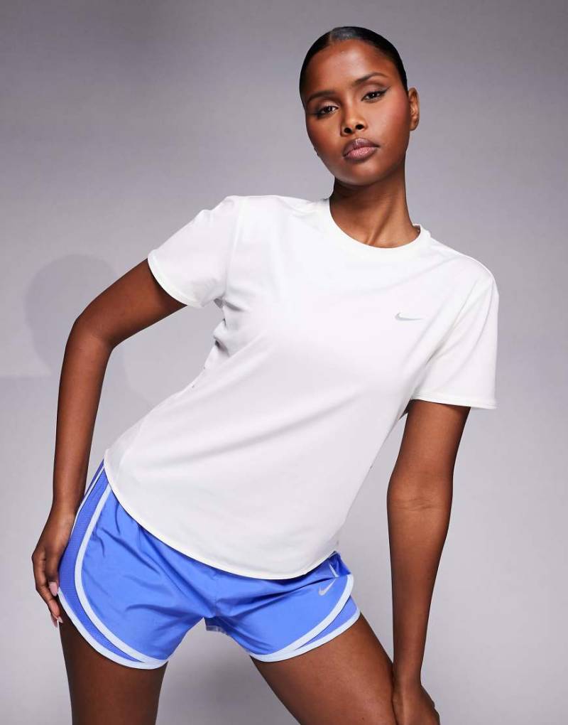 Nike Running - Swift Dri-FIT - T-Shirt in Wollweiß von Nike Running