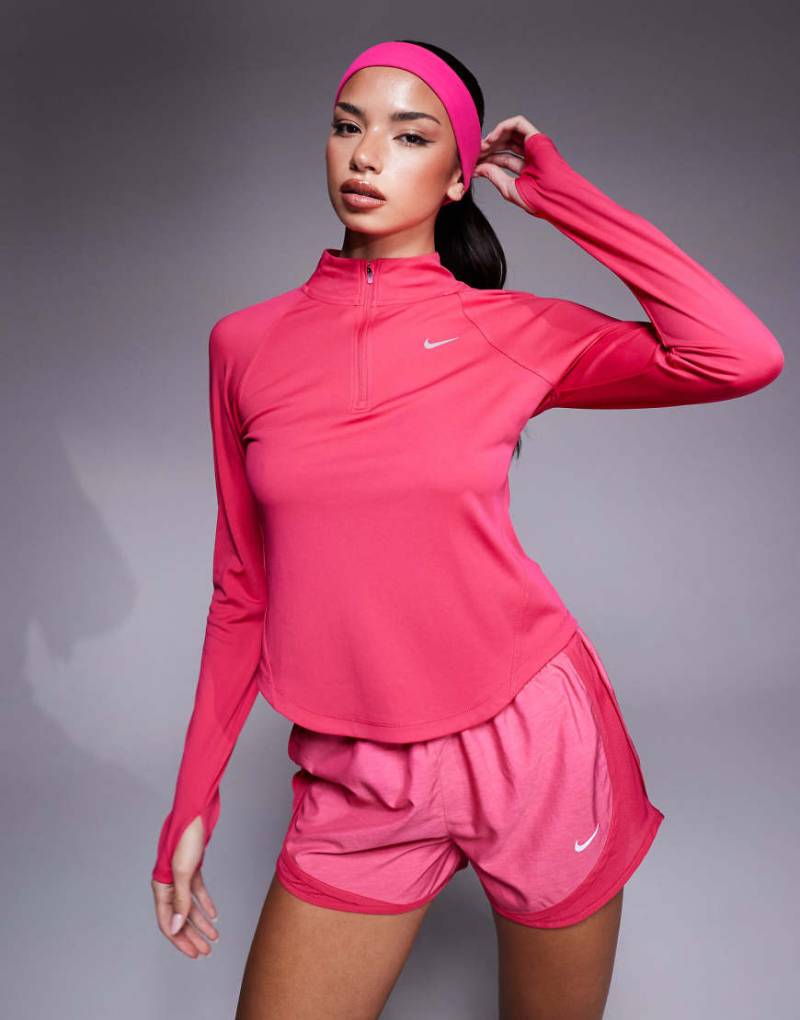 Nike Running - Tempo Dri-FIT - Langärmliges Oberteil in Rosa mit kurzem Reißverschluss Nike Running - Tempo Dri-FIT - Langärmliges Oberteil in Rosa mit kurzem Reißverschluss von Nike Running