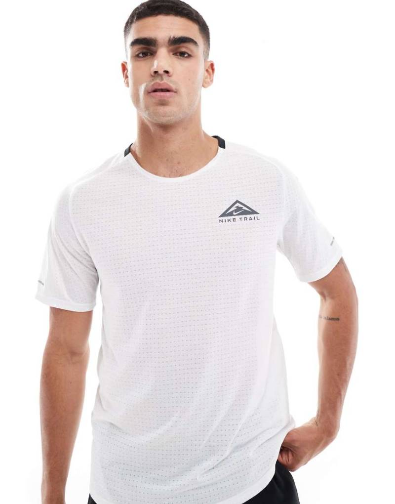Nike Running - Trail - T-Shirt in Weiß mit Grafikprint von Nike Running