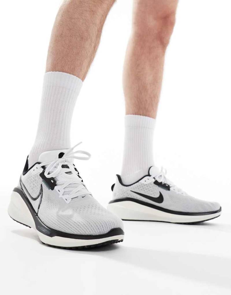 Nike Running - Vomero 17 - Sneaker in Weiß und Schwarz von Nike Running