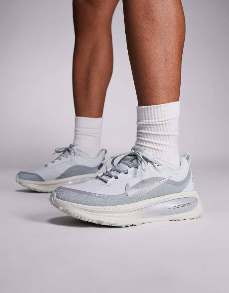 Nike Running - Vomero 18 GORE-TEX - Sneaker in Silber von Nike Running