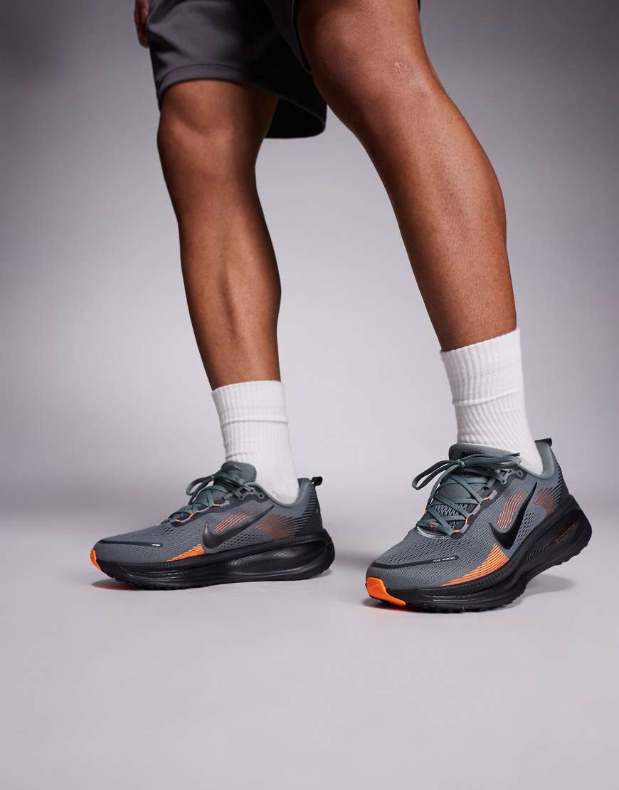 Nike Running - Vomero 18 - Laufschuhe in Grau und Orange von Nike Running