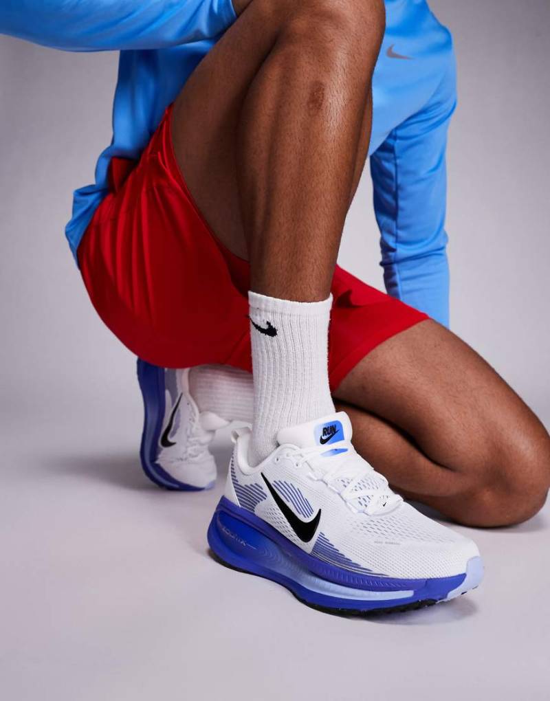 Nike Running - Vomero 18 - Sneaker in Weiß und Blau von Nike Running