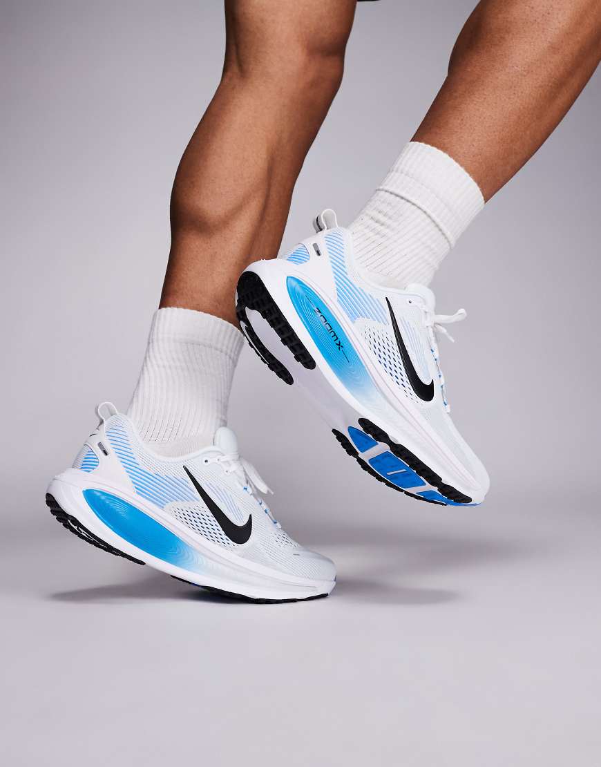 Nike Running - Vomero 18 - Sneaker in Weiß und Blau von Nike Running