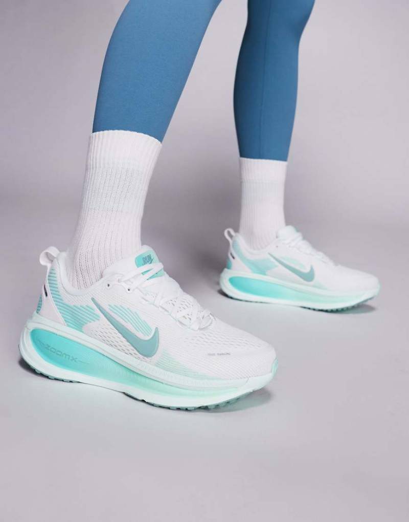 Nike Running - Vomero 18 - Lauf-Sneaker in Weiß und Hellblau von Nike Running